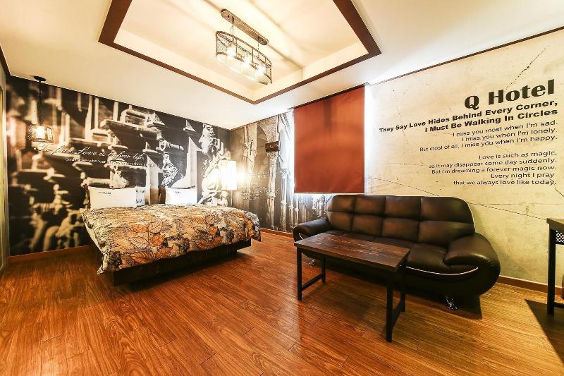 Q Hotel image