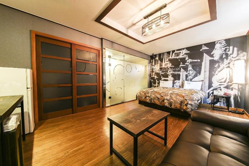 Q Hotel image