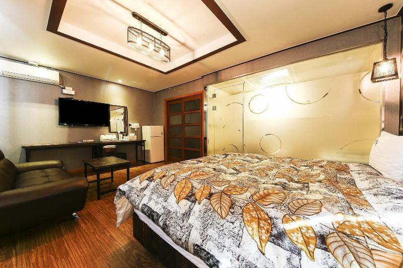 Q Hotel image