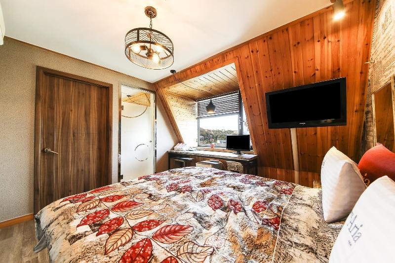 Q Hotel image
