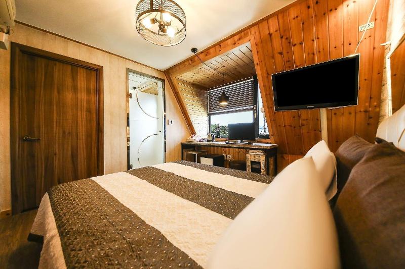 Q Hotel image