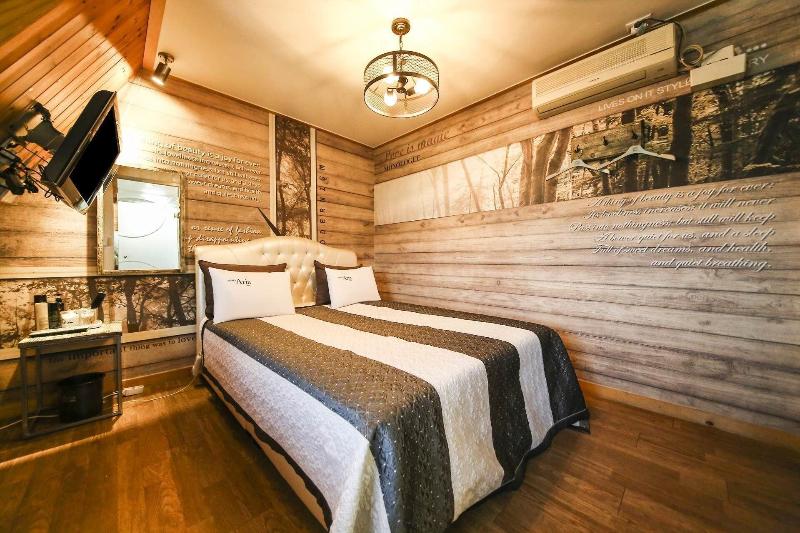 Q Hotel image