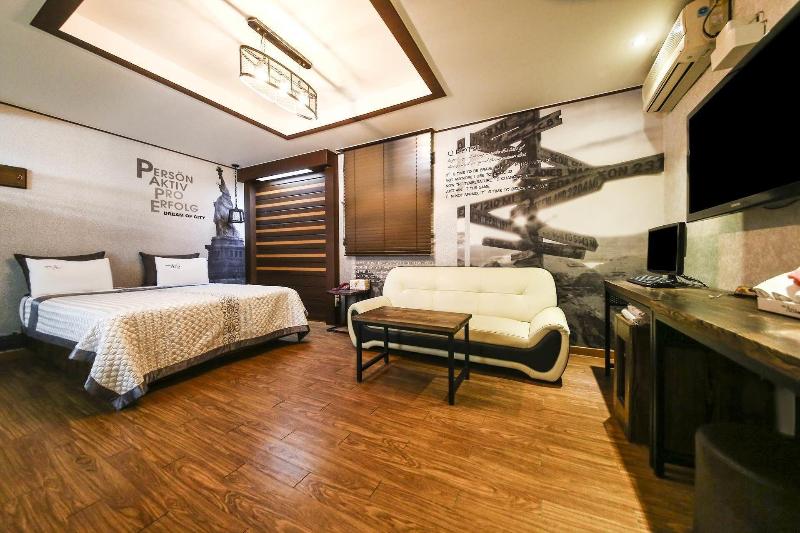 Q Hotel image