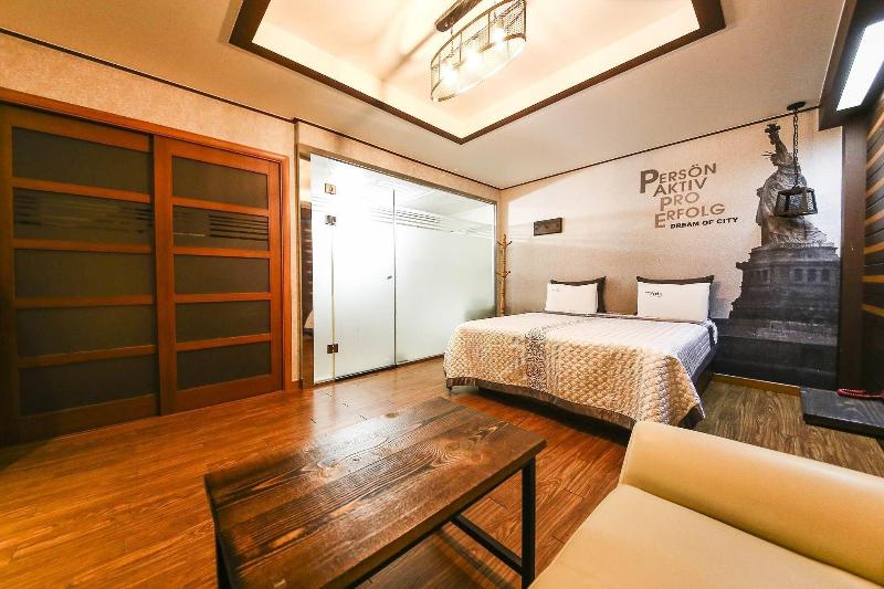 Q Hotel image