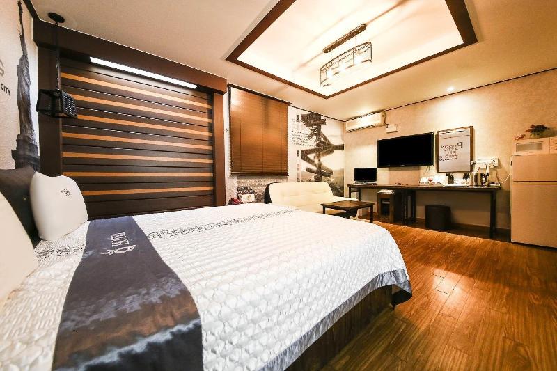 Q Hotel image