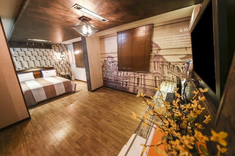 Q Hotel image