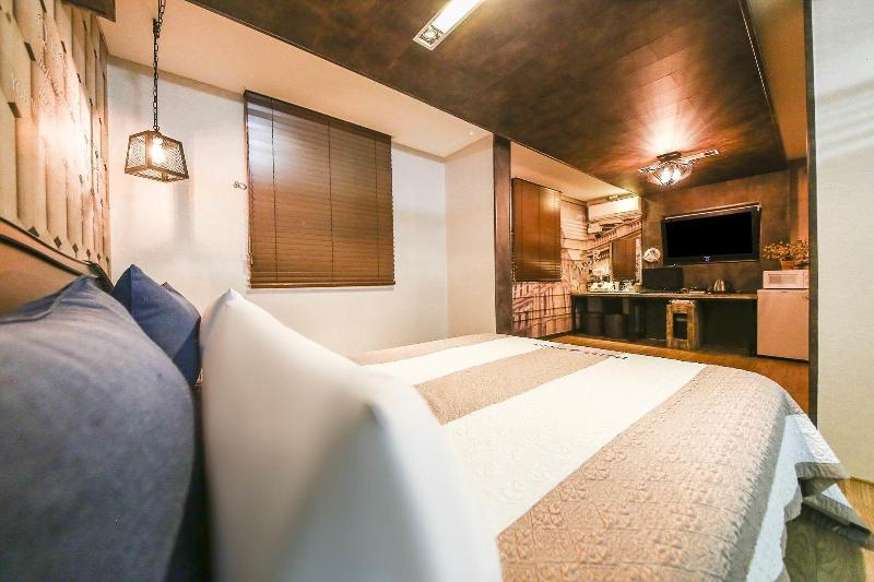 Q Hotel image