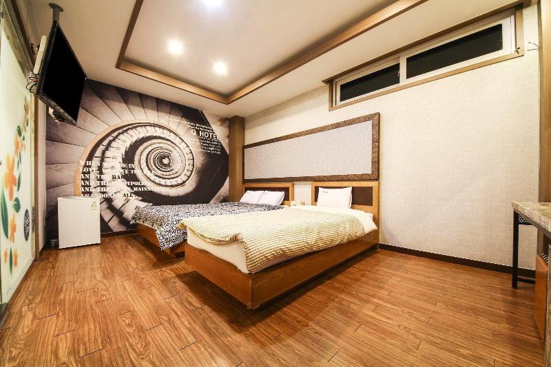 Q Hotel image
