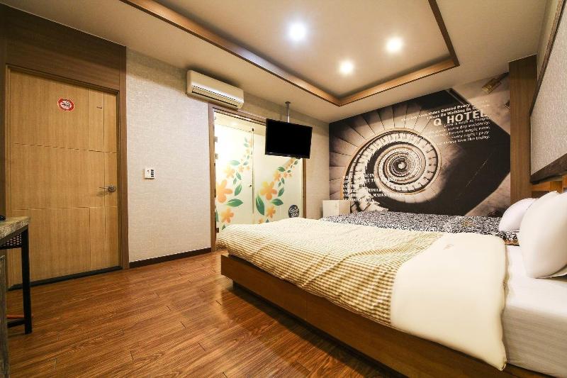 Q Hotel image