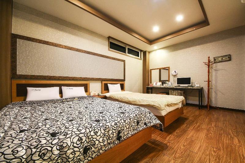 Q Hotel image