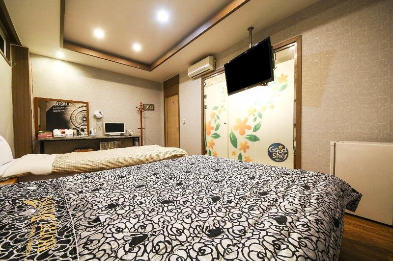 Q Hotel image