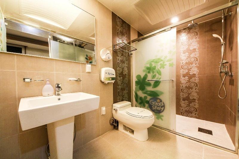 Q Hotel image