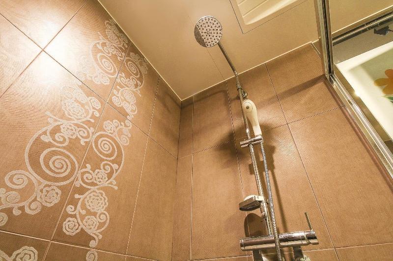 Q Hotel image