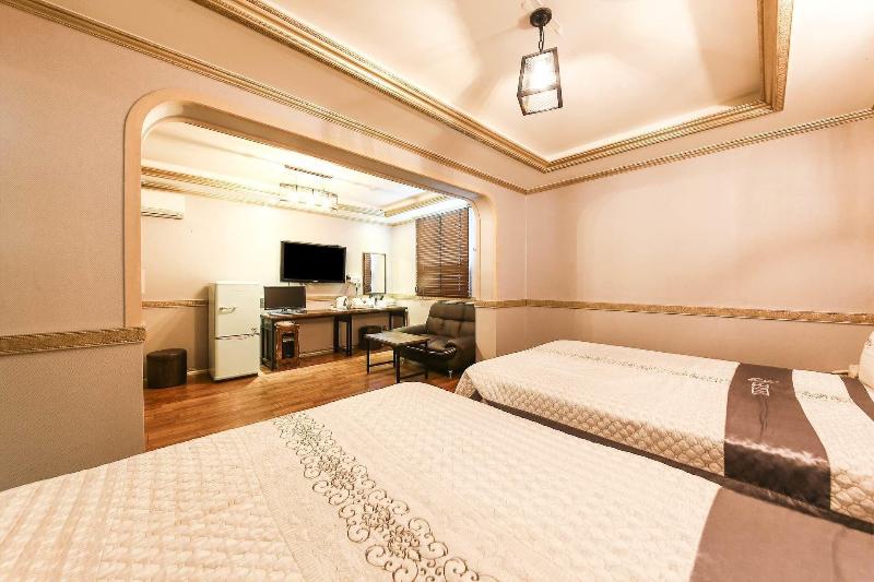 Q Hotel image