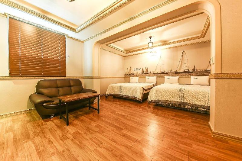 Q Hotel image