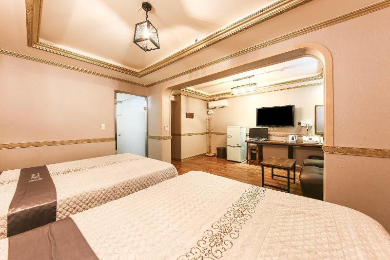 Q Hotel image