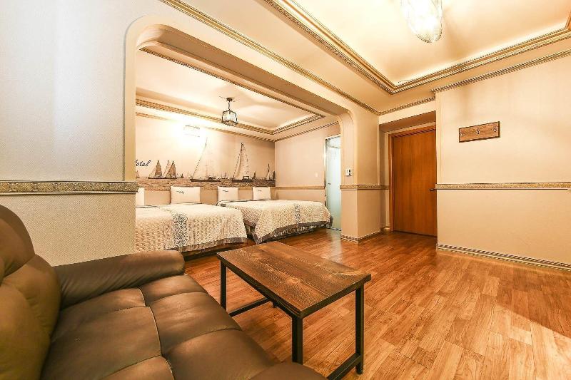 Q Hotel image