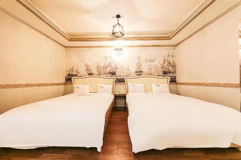 Q Hotel image