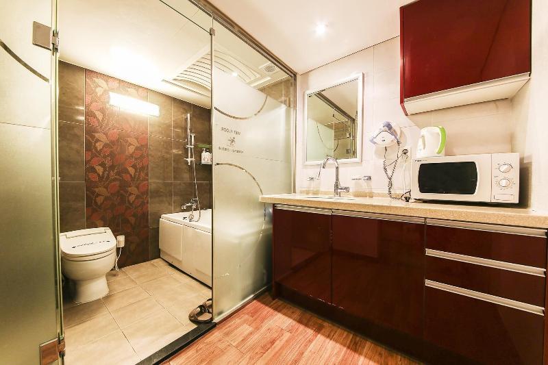 Q Hotel image