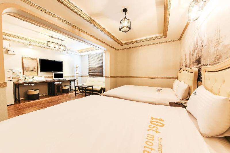 Q Hotel image