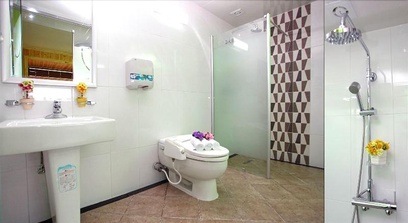 Q Hotel image