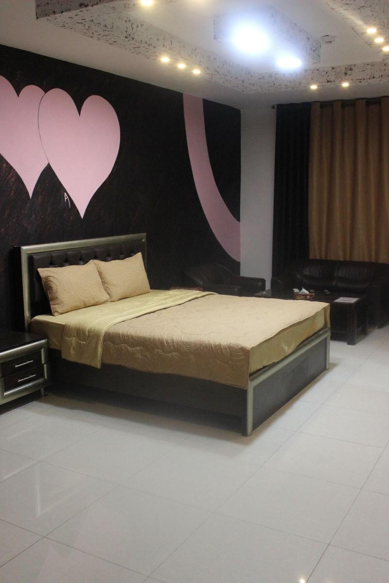 Sara Crown Hotel image