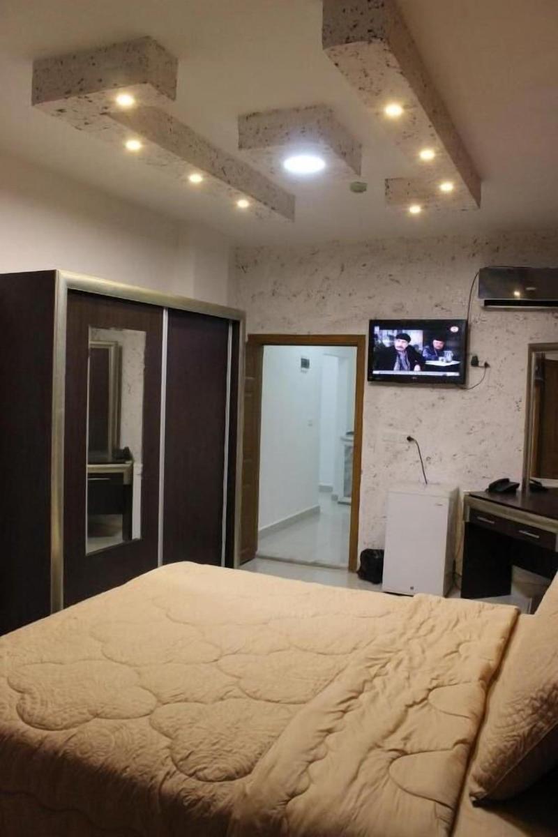 Sara Crown Hotel image