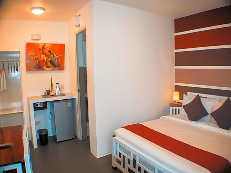 8Colors Beach House image