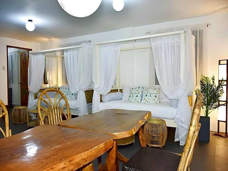 8Colors Beach House image
