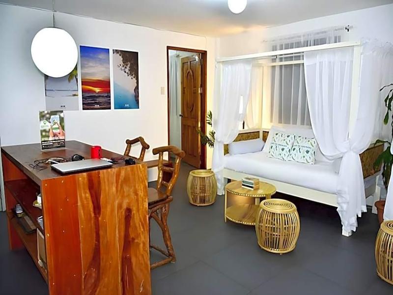 8Colors Beach House image