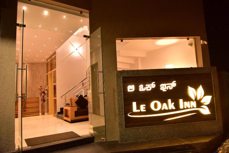 Le Oak Inn — exterior view