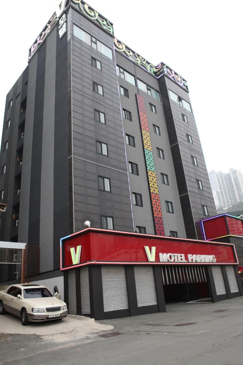 V Hotel image