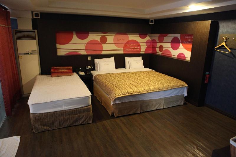 V Hotel image