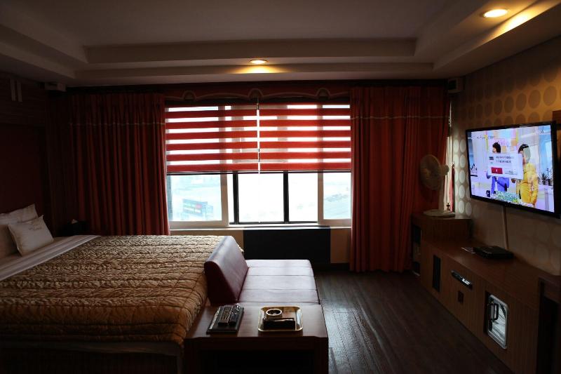 V Hotel image