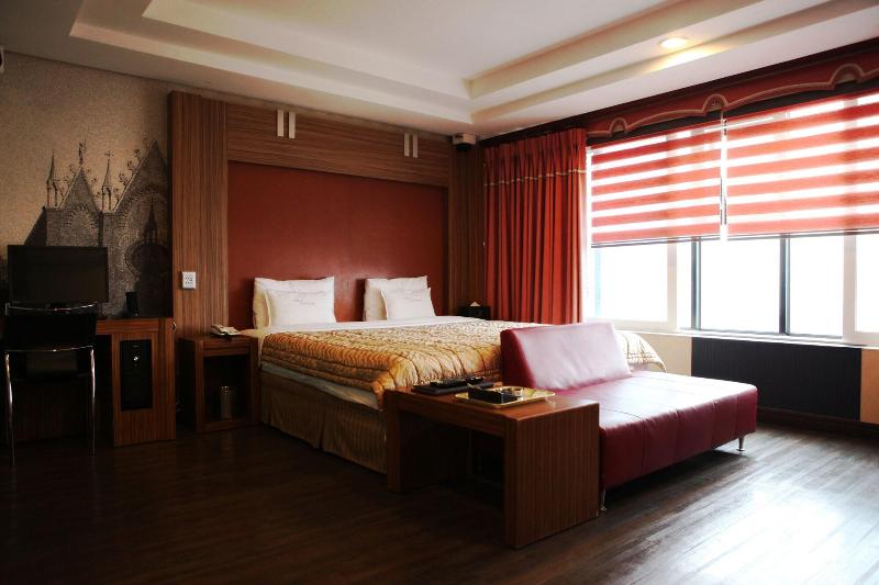 V Hotel image