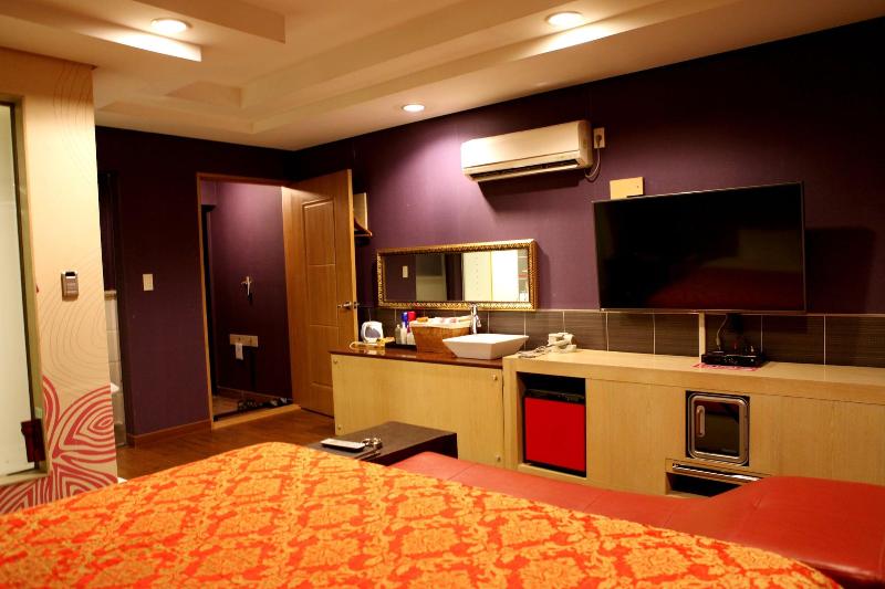V Hotel image