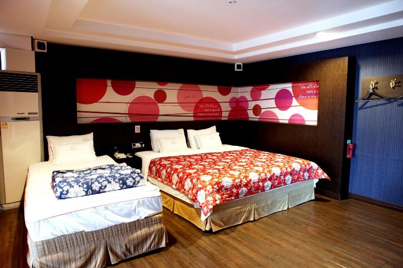 V Hotel image
