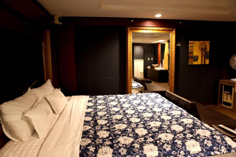 V Hotel image