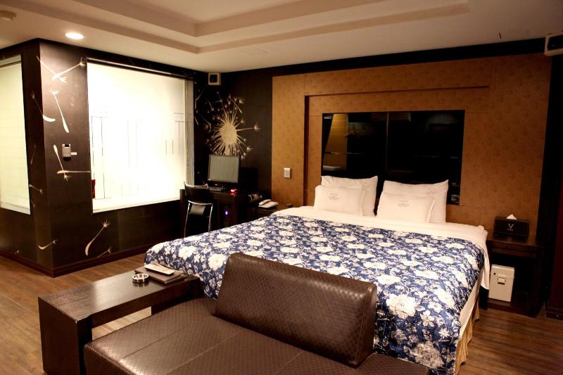 V Hotel image