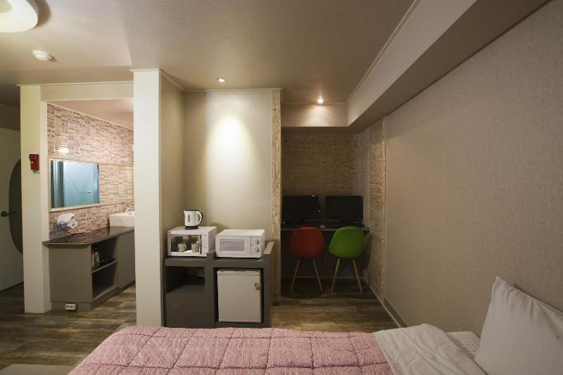 Max Motel image