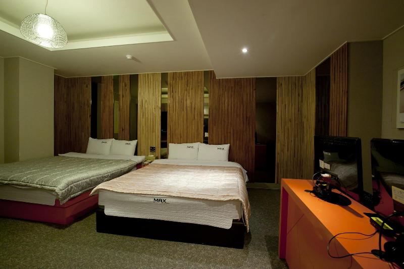 Max Motel image