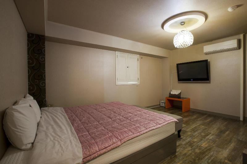Max Motel image