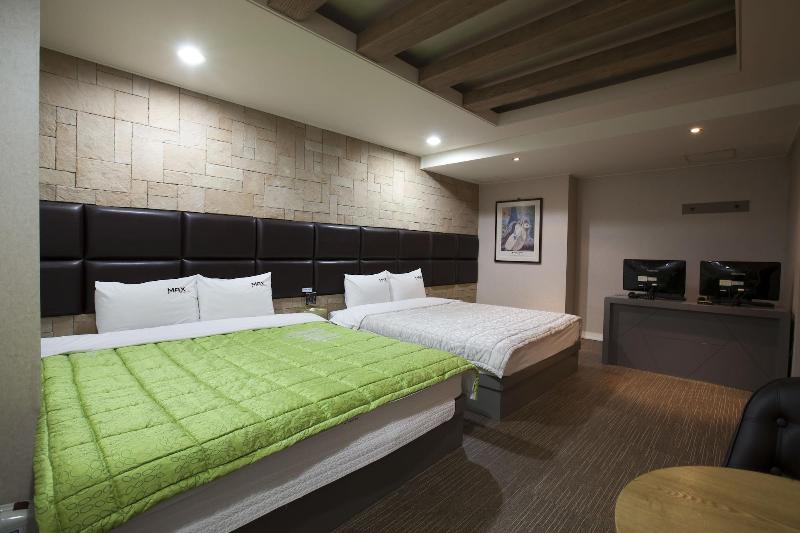 Max Motel image
