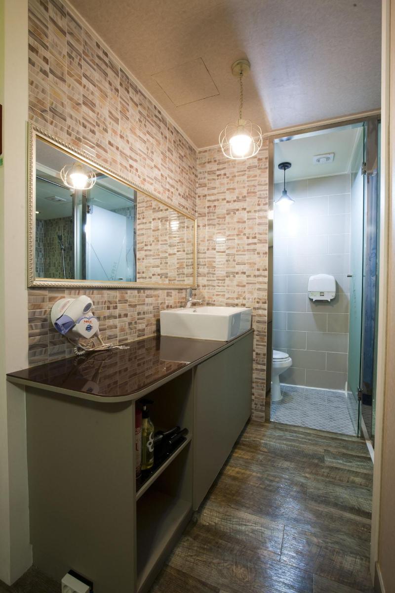 Max Motel image