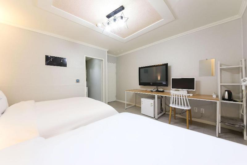 W Lounge Hotel image