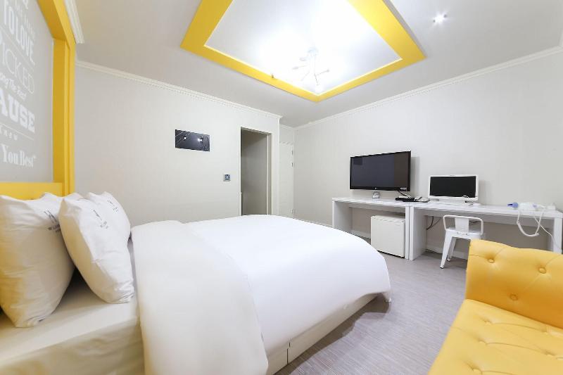 W Lounge Hotel image