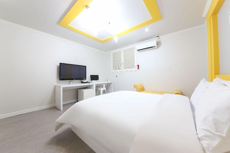 W Lounge Hotel image
