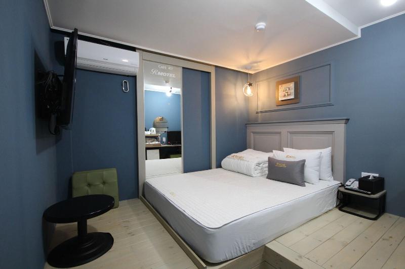 R Motel image