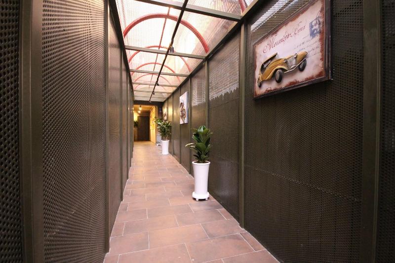R Motel image