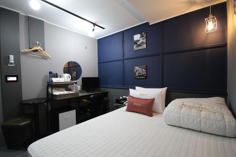 R Motel image
